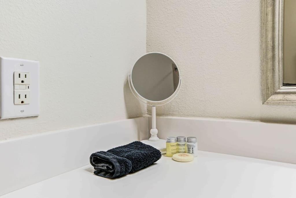 Cozy Apt Nrg Pool,Wi-Fi, Free Parking, Petsok! Houston Exteriör bild